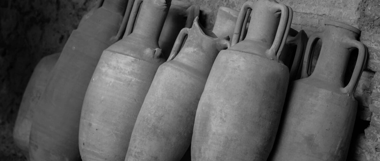 Sursa foto: https://www.pexels.com/ro-ro/fotografie/alb-negru-perete-zid-vintage-20422323