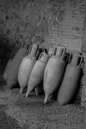 Sursa foto: https://www.pexels.com/ro-ro/fotografie/alb-negru-perete-zid-vintage-20422323