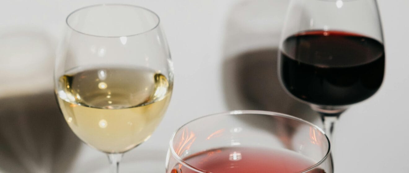 Sursa foto: https://www.pexels.com/ro-ro/fotografie/bauturi-vin-pahare-ochelari-7282930