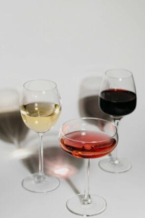 Sursa foto: https://www.pexels.com/ro-ro/fotografie/bauturi-vin-pahare-ochelari-7282930